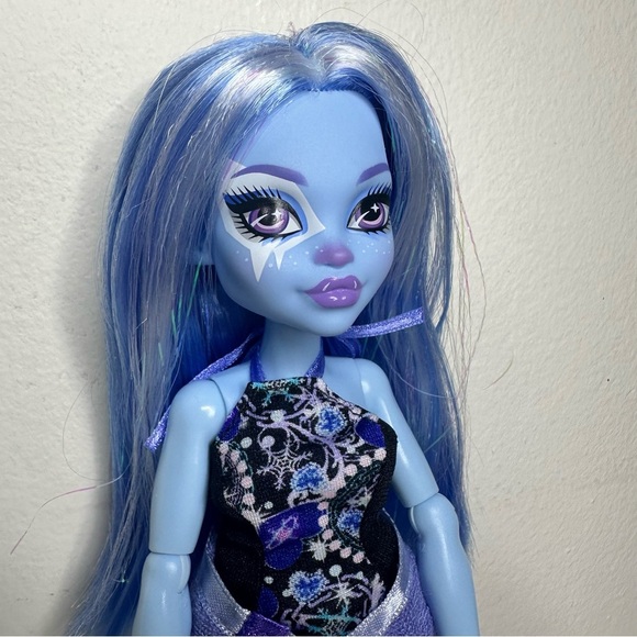 Monster High G3 Abbey Abominable Skulltimate Secrets Wave 4 - Picture 3 of 4